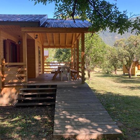Camping, Hotel De Plein Air Les Cariamas 샤토루 외부 사진