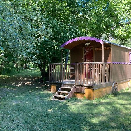 Camping, Hotel De Plein Air Les Cariamas 샤토루 외부 사진