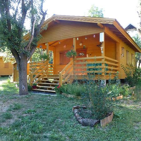 Camping, Hotel De Plein Air Les Cariamas 샤토루 외부 사진