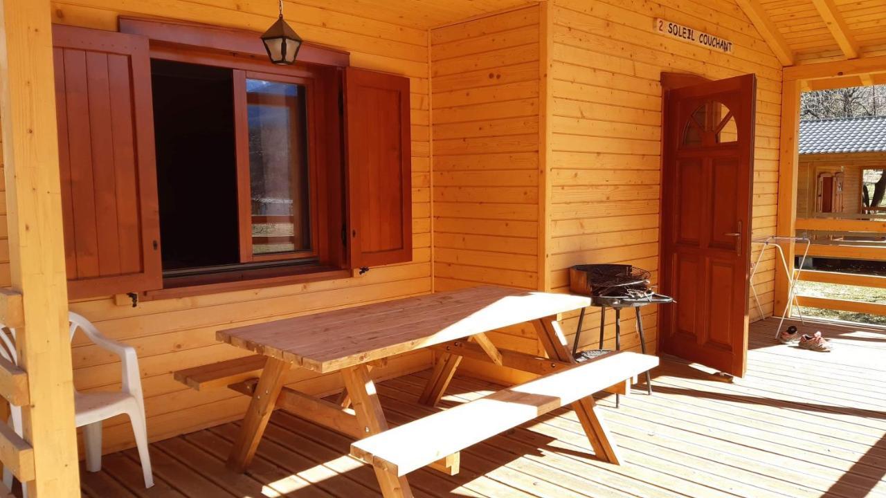 Camping, Hotel De Plein Air Les Cariamas 샤토루 외부 사진
