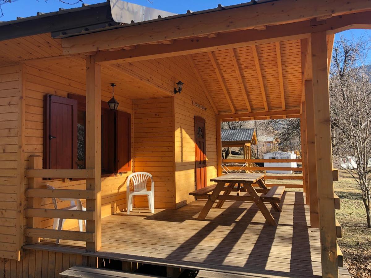 Camping, Hotel De Plein Air Les Cariamas 샤토루 외부 사진