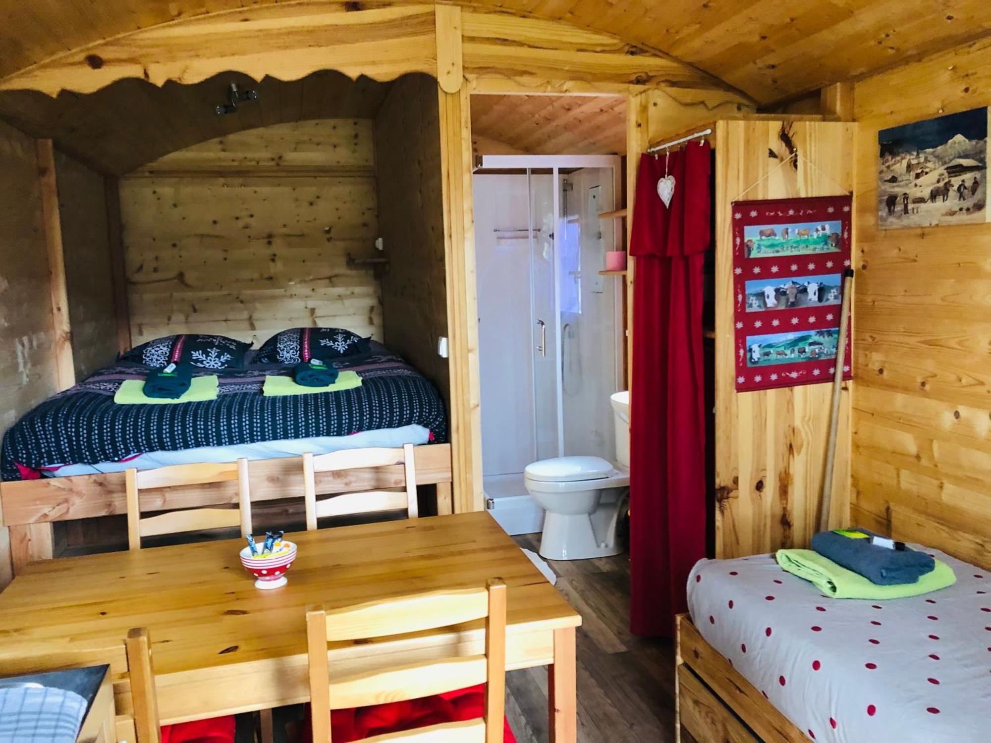 Camping, Hotel De Plein Air Les Cariamas 샤토루 외부 사진