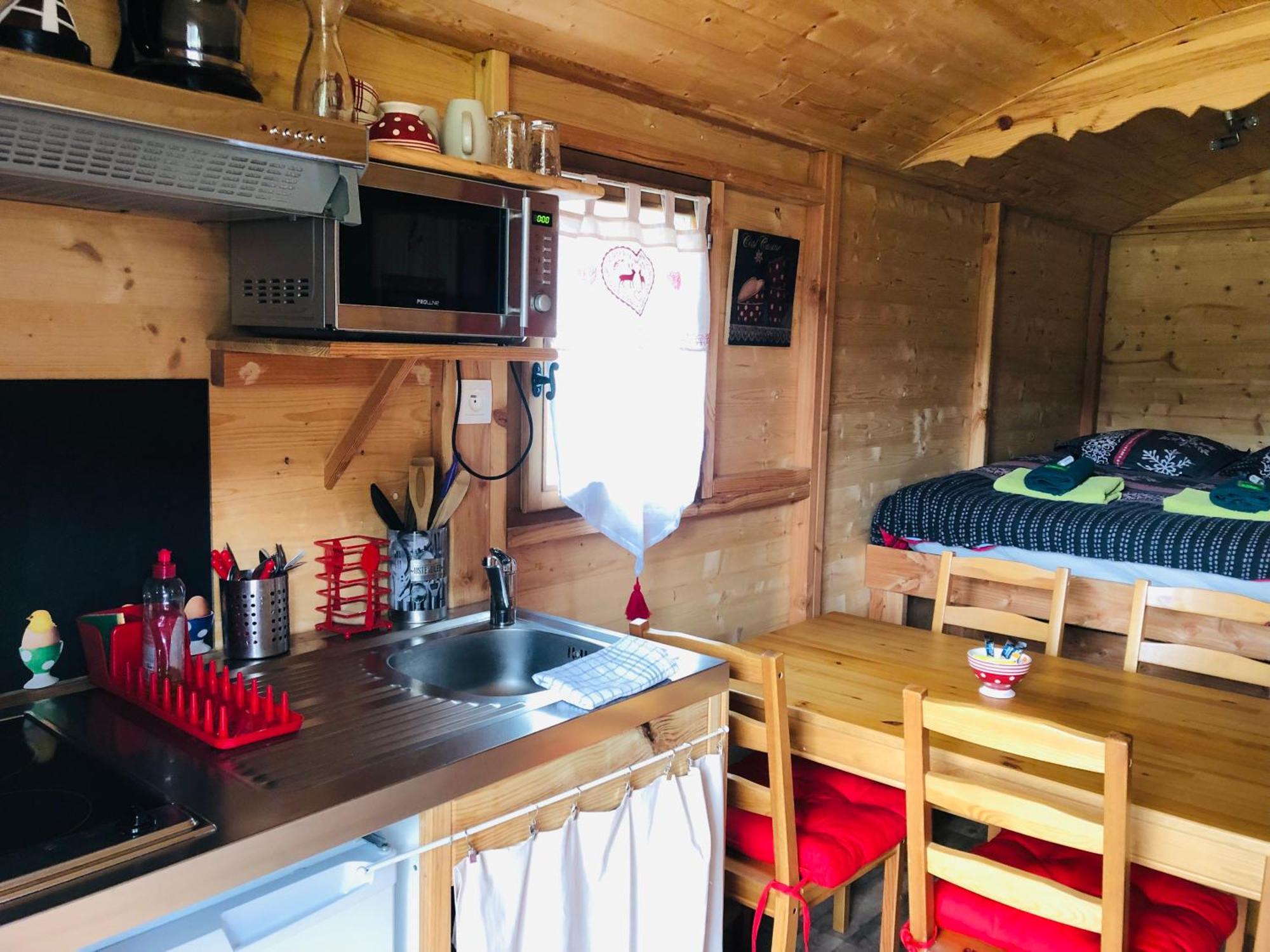 Camping, Hotel De Plein Air Les Cariamas 샤토루 외부 사진