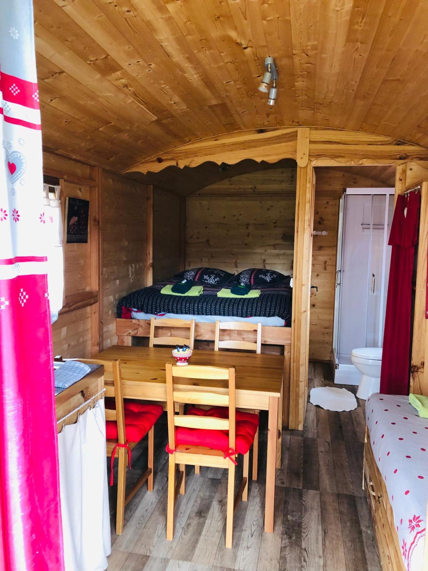 Camping, Hotel De Plein Air Les Cariamas 샤토루 외부 사진