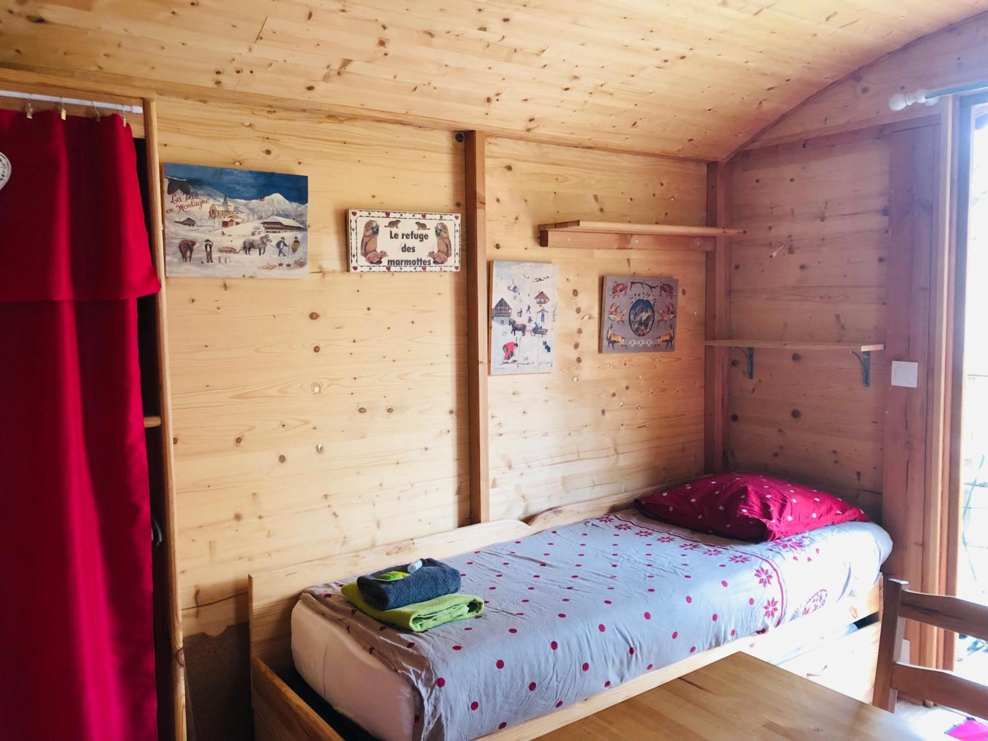 Camping, Hotel De Plein Air Les Cariamas 샤토루 외부 사진