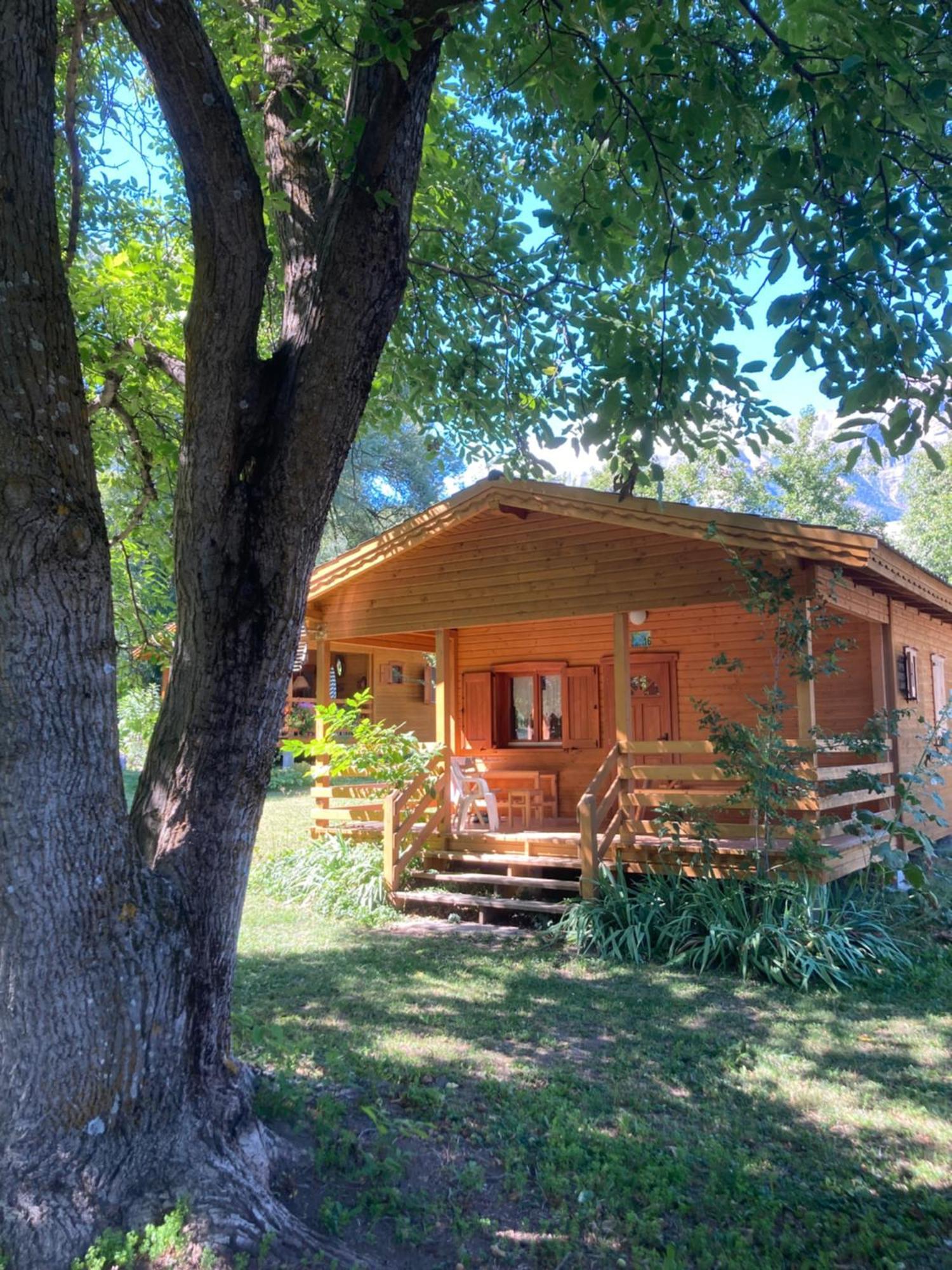 Camping, Hotel De Plein Air Les Cariamas 샤토루 외부 사진