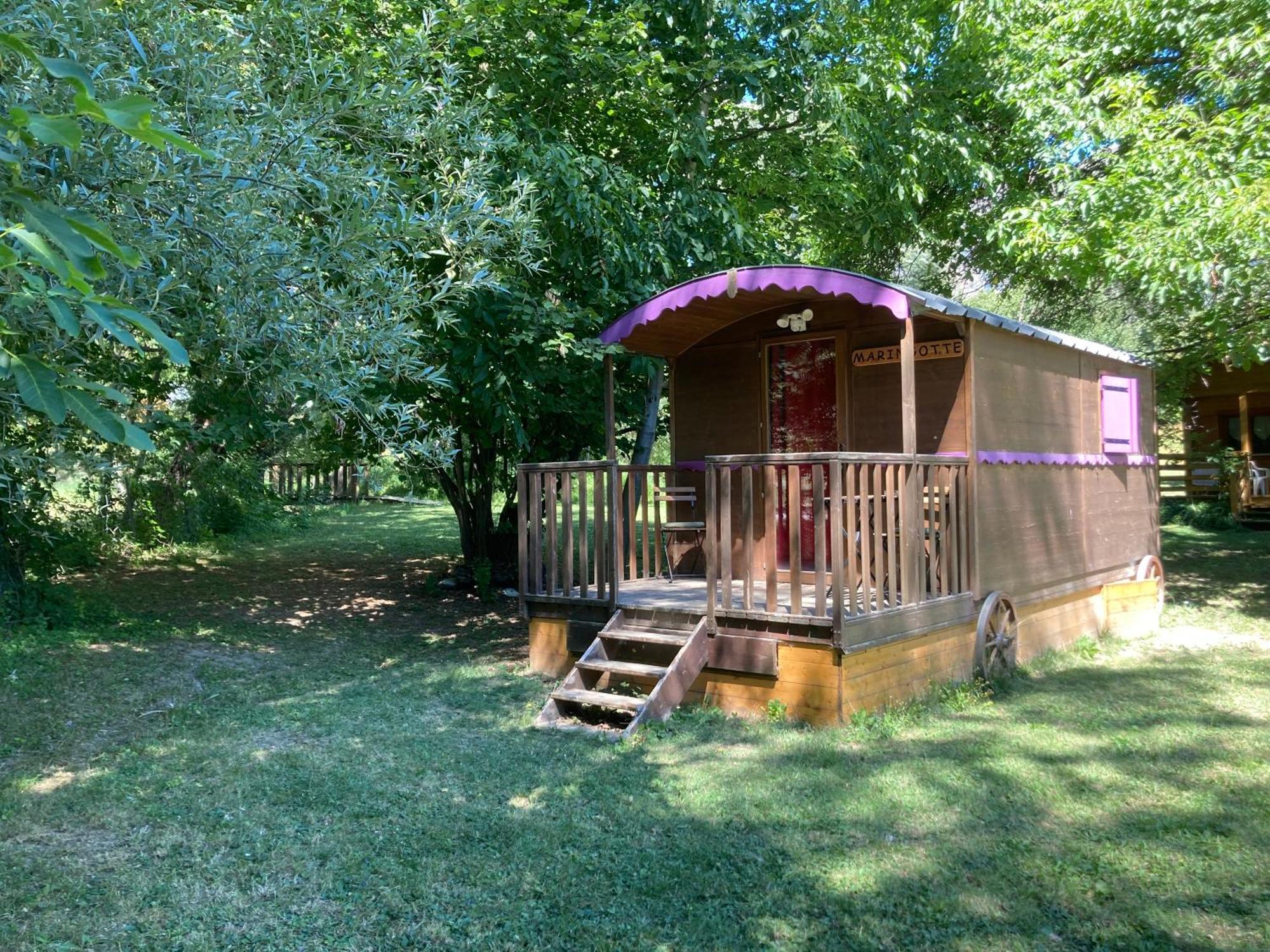Camping, Hotel De Plein Air Les Cariamas 샤토루 외부 사진