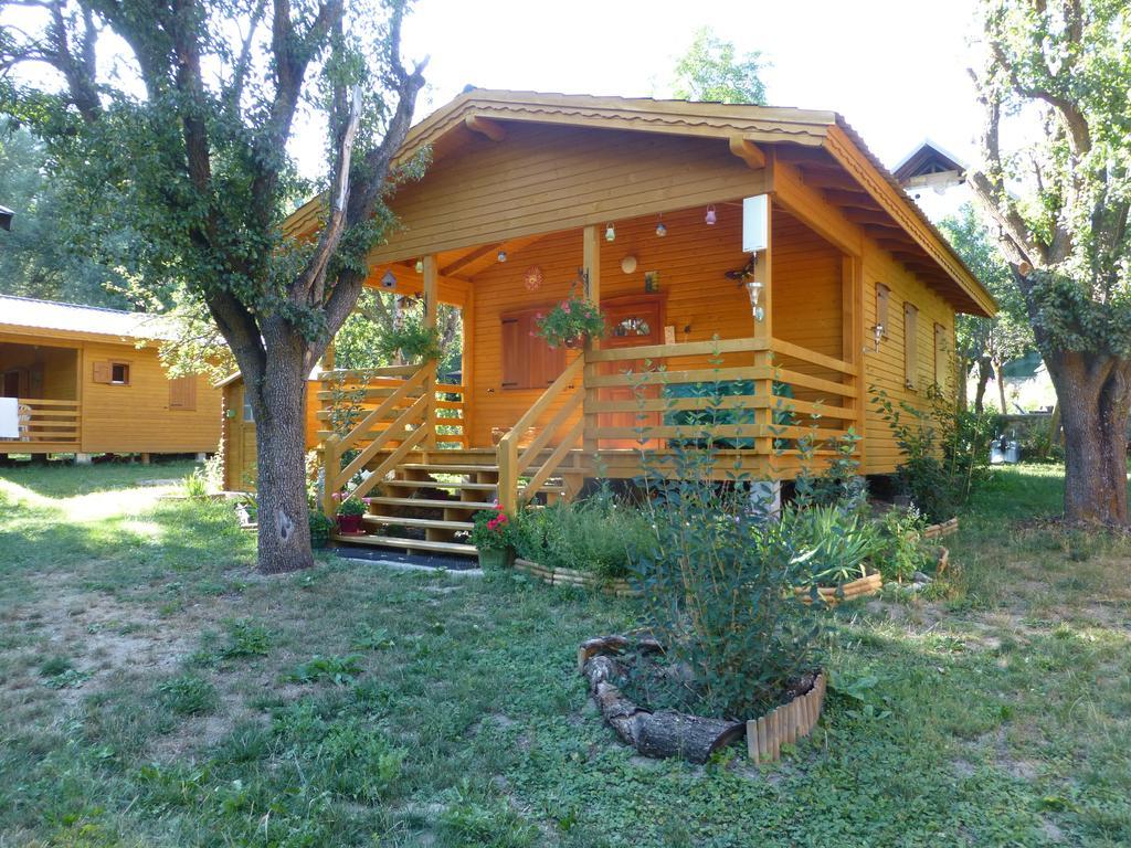 Camping, Hotel De Plein Air Les Cariamas 샤토루 외부 사진