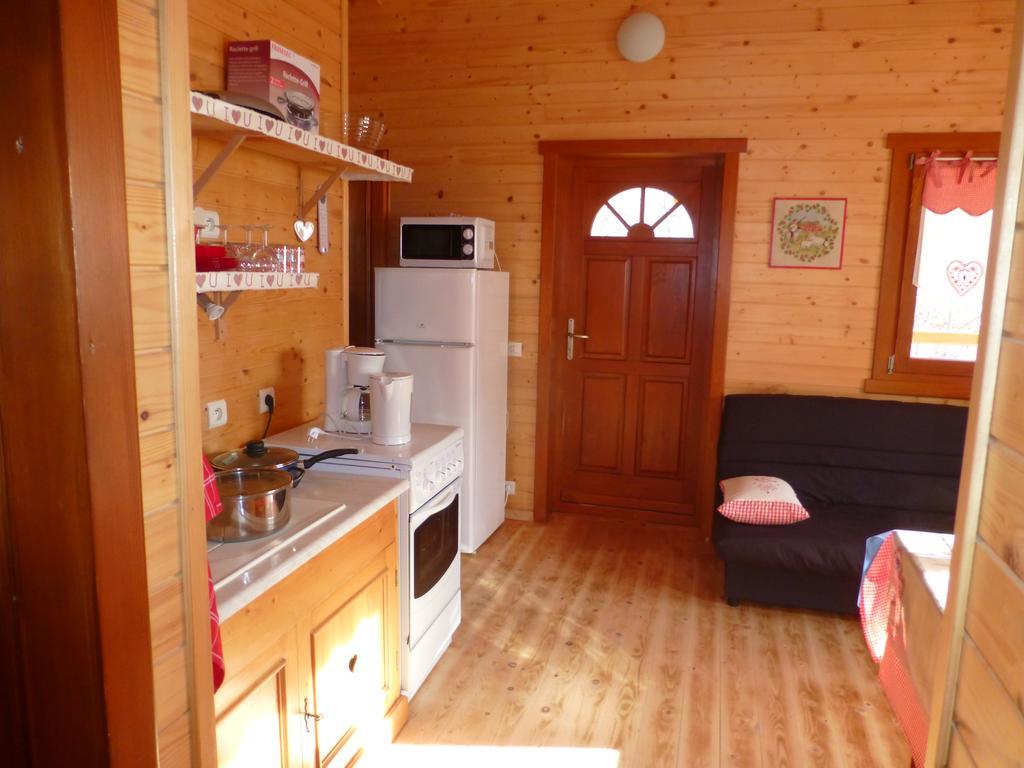 Camping, Hotel De Plein Air Les Cariamas 샤토루 외부 사진