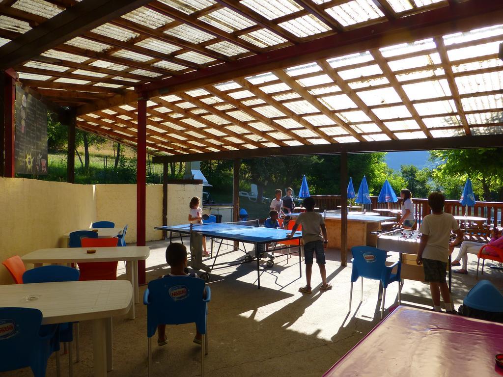 Camping, Hotel De Plein Air Les Cariamas 샤토루 외부 사진
