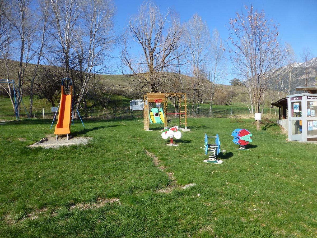 Camping, Hotel De Plein Air Les Cariamas 샤토루 외부 사진