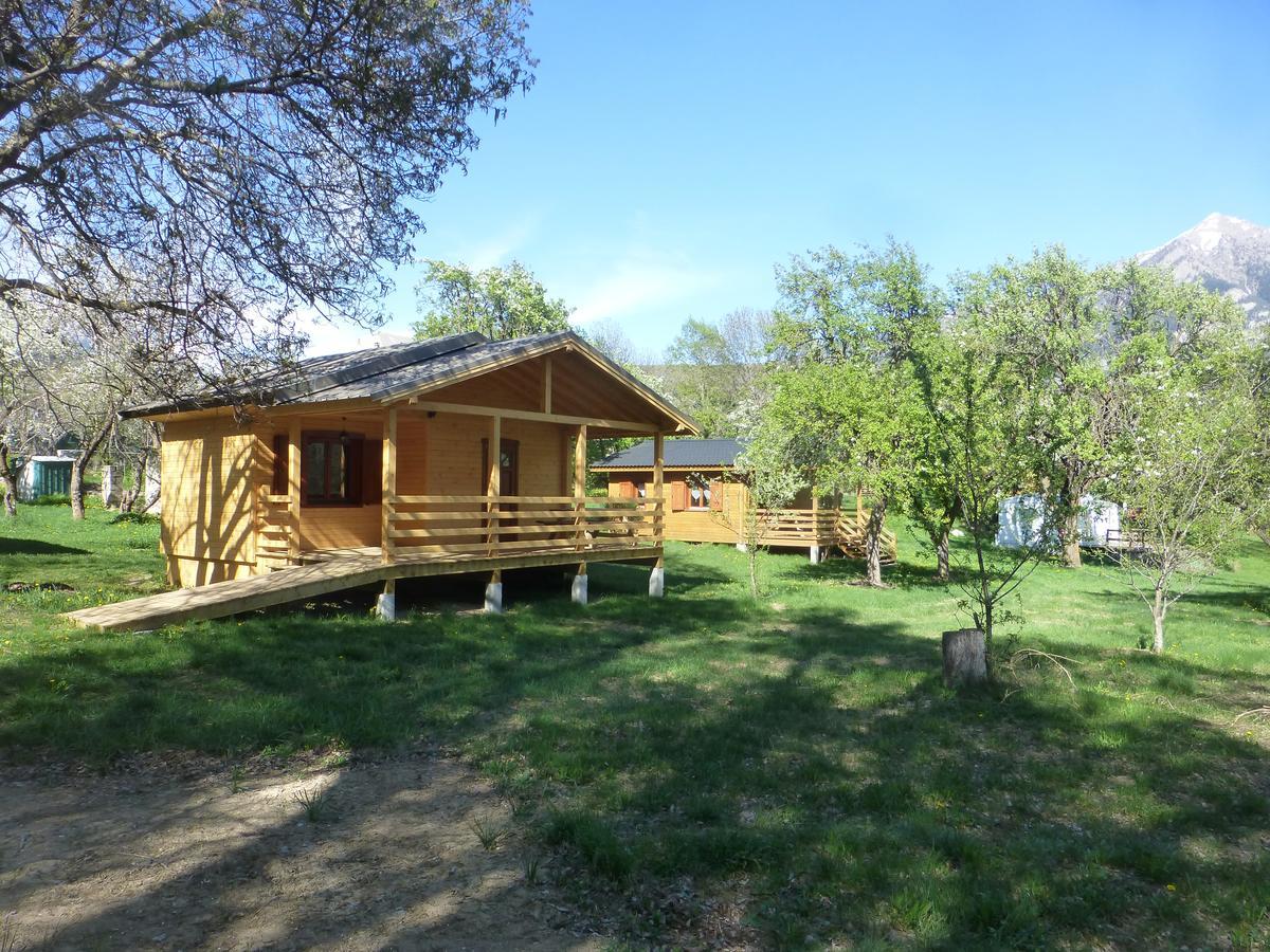 Camping, Hotel De Plein Air Les Cariamas 샤토루 외부 사진
