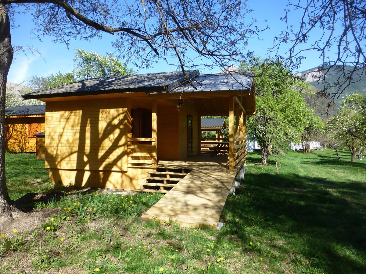Camping, Hotel De Plein Air Les Cariamas 샤토루 외부 사진