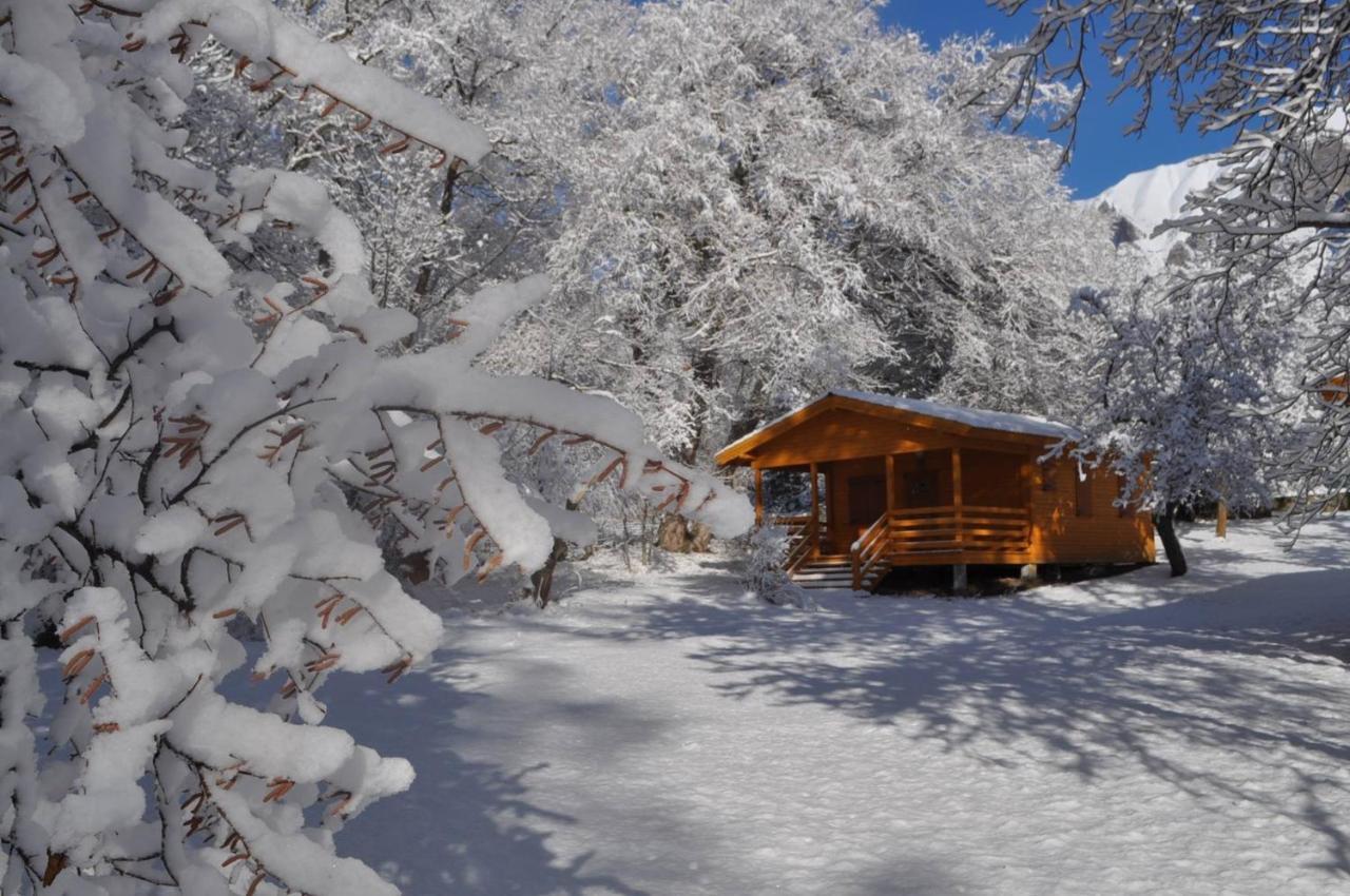 Camping, Hotel De Plein Air Les Cariamas 샤토루 외부 사진